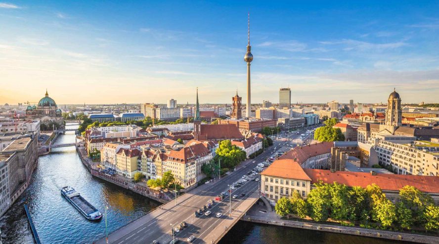 Berliinin kaupunki Saksassa, kuvassa ilmakuva Berliinistä, vanhoja rakennuksia ja joki