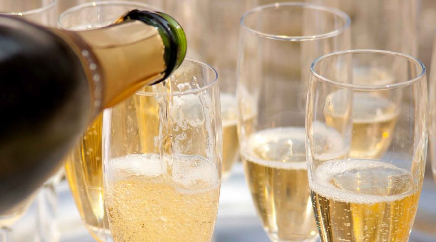 Champagne-lasien-täyttöä-bargeristeily-ruoka-ja-juoma-888x493.jpg