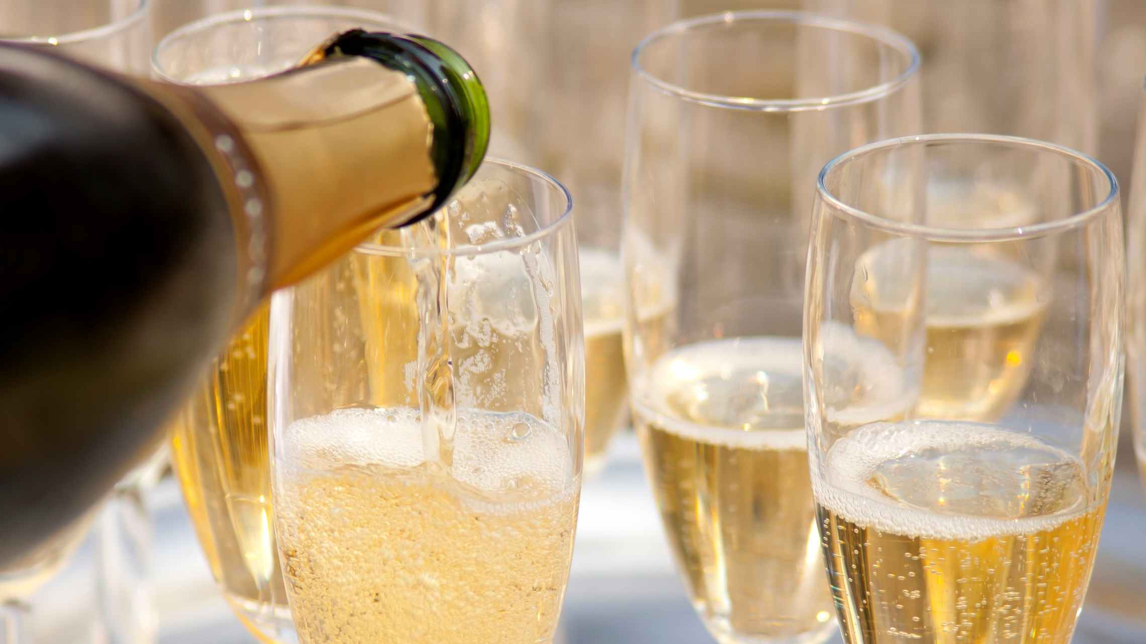 Champagne-lasien-täyttöä-bargeristeily-ruoka-ja-juoma-1920x1080.jpg