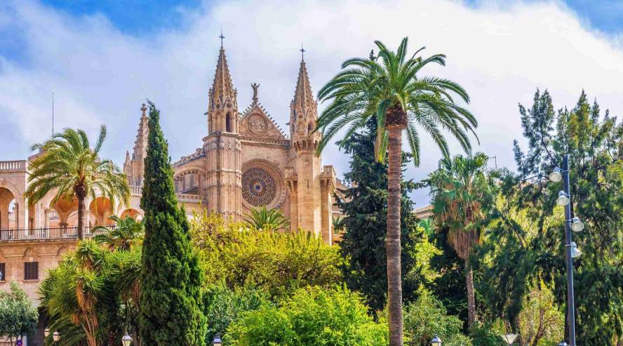 Palma-de-Mallorca-katedraali-Espanja-888x493.jpg