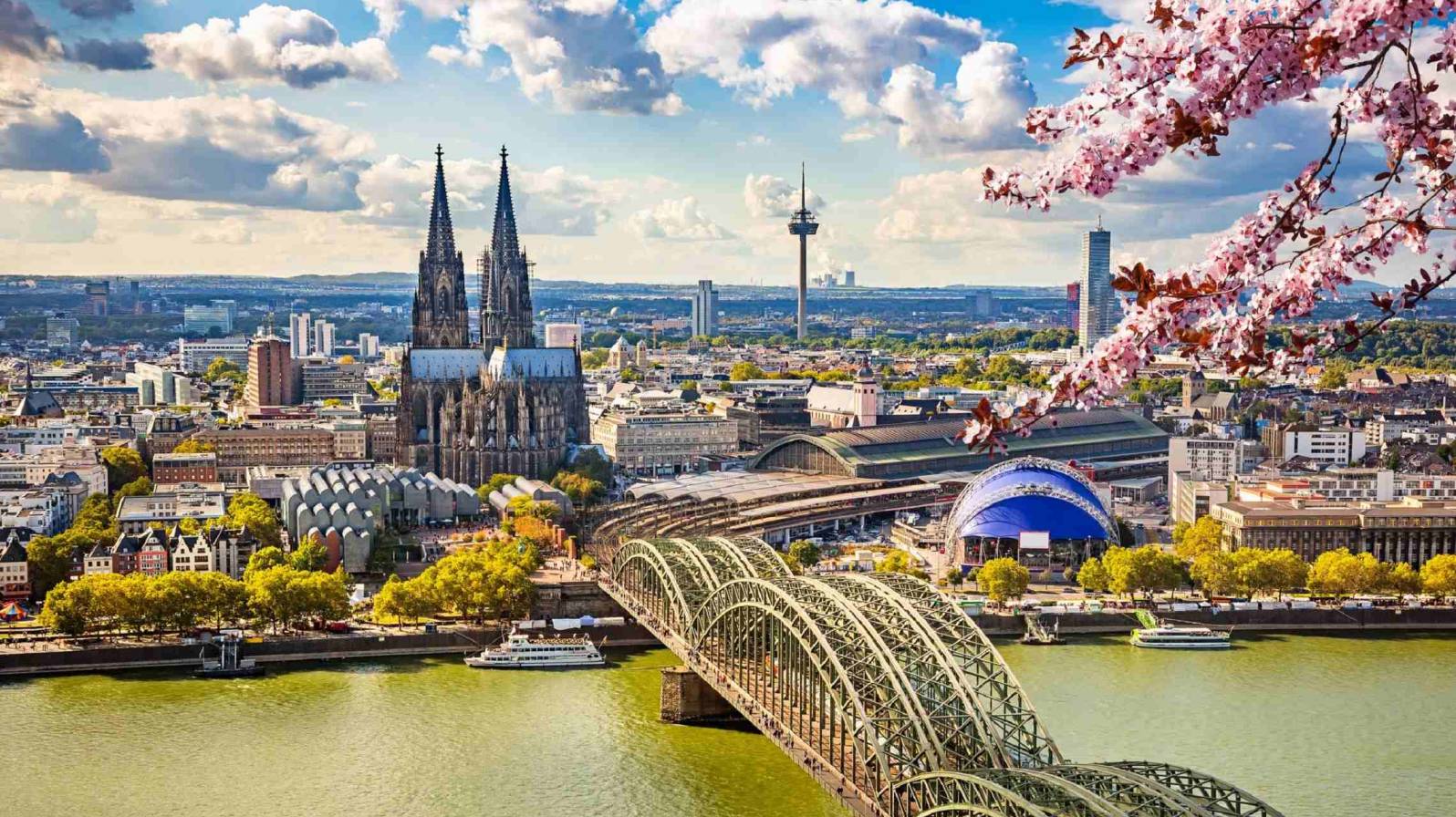 Kölnin kaupunki Reinin varrella Saksa