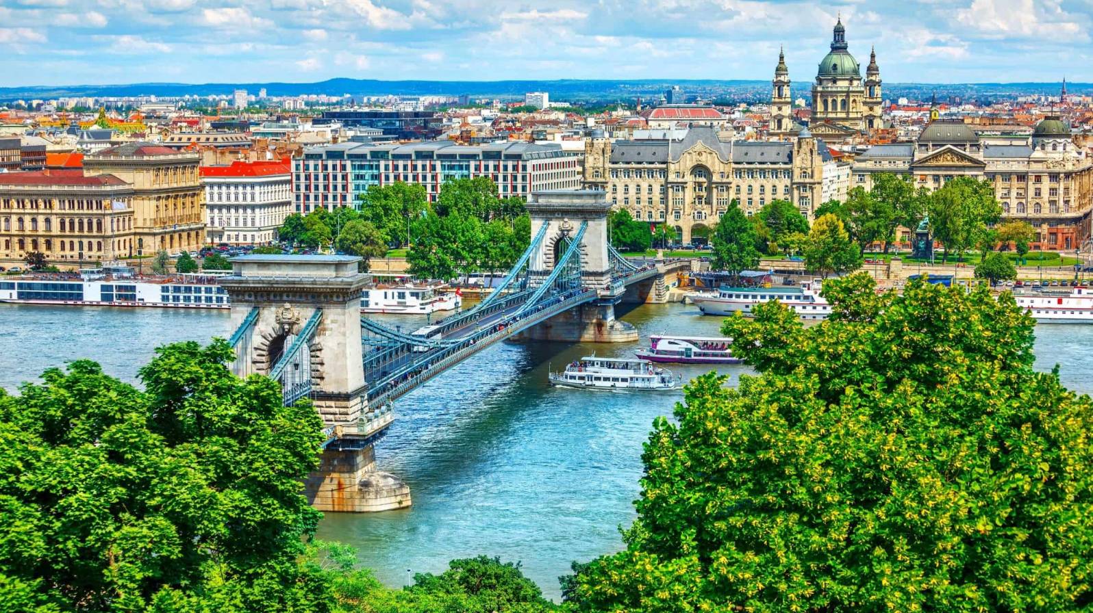 Budapestin kaupunkinakyma ja risteilylaivoja Tonavalla