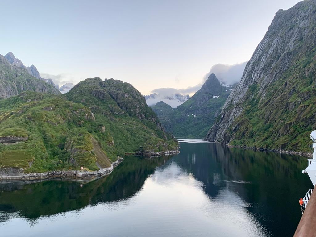 Kuvassa Norjan vuonot, vihreät vuonot joiden välissä kulkee vettä