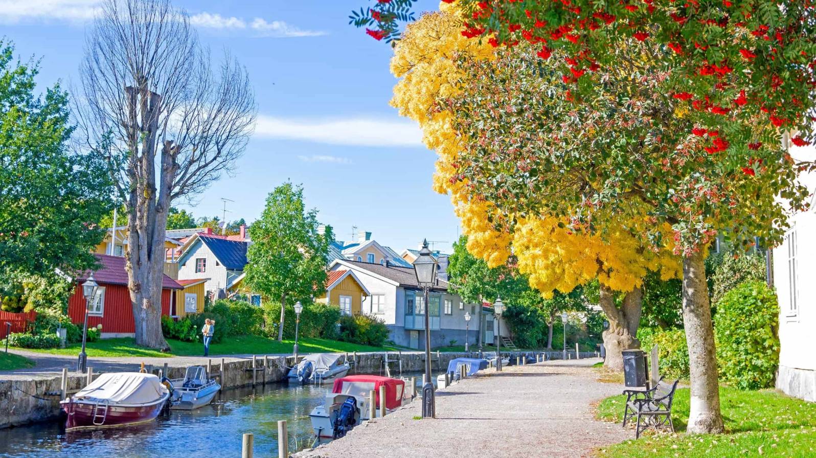 Trosan kaupunki Ruotsissa. Kuvassa vanhoja varikkaita puutaloja pienen joen aarella