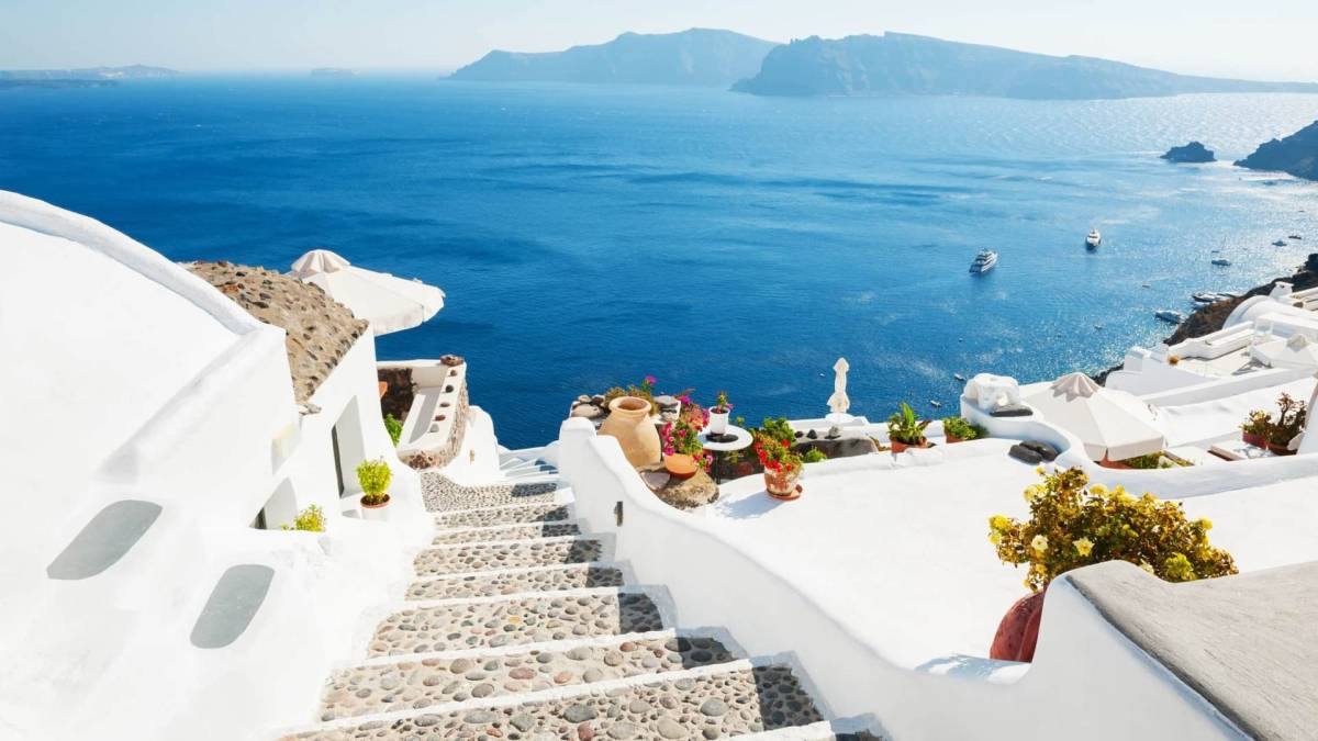 Santorinia kutsutaan Kreikan kauneimaksi saareksi