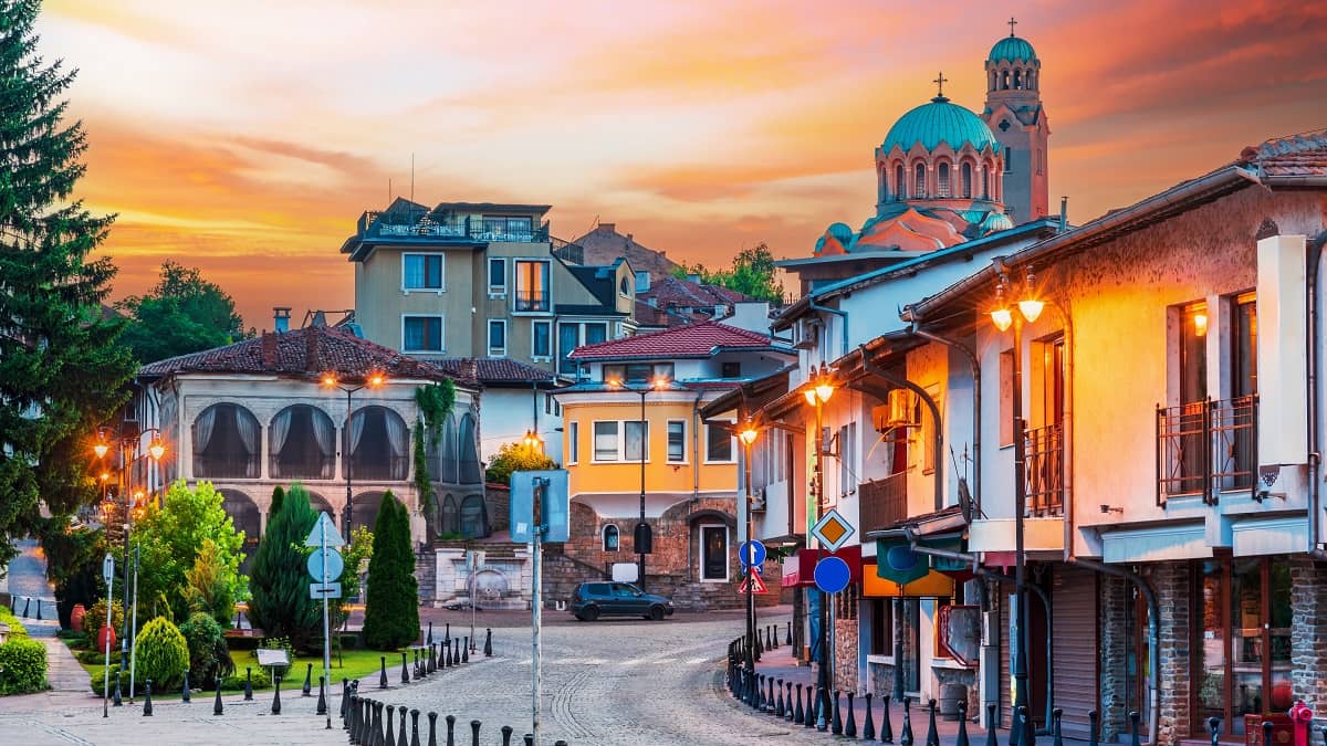 Veliko Tarnovon vanha kaupunki. Kuvassa mukulakivikatua ja vanhoja taloja kadun reunoilla.