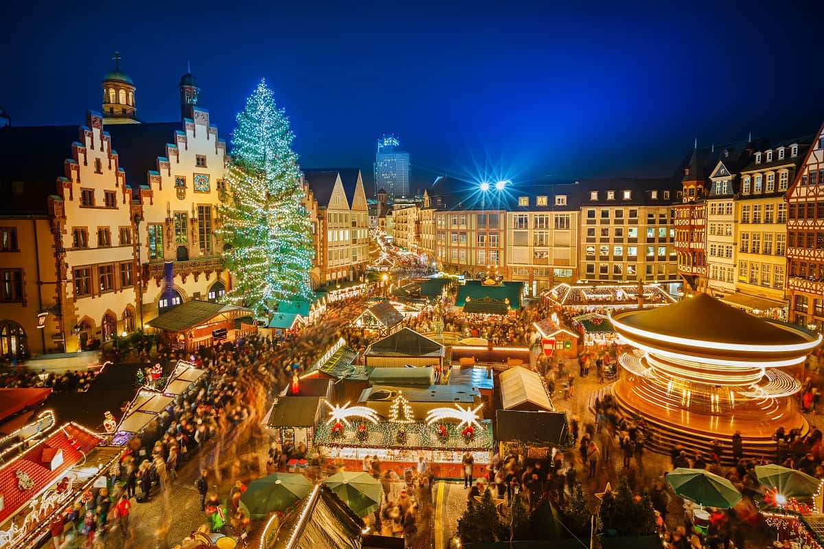 Joulutorit Saksassa. Kuvassa Frankfurtin joulumarkkinat, joissa tunnelmallisia myyntikojuja. 