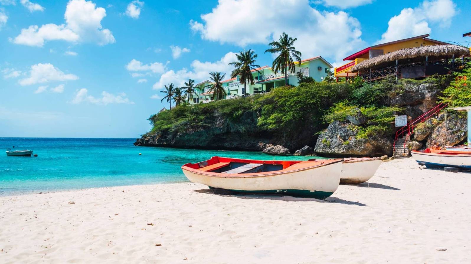 Karibian risteilyn kokemuksia: Karibia on juuri sellainen kuin valokuvissa. Kuvassa turkoosinsininen meri ja vaalea hiekkaranta.