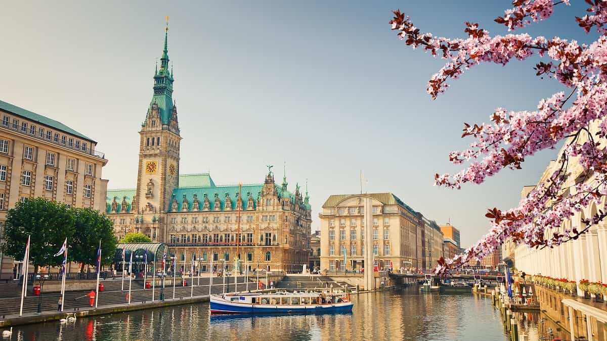 Euroopan parhaimpiin kaupunkilomakohteisiin lukeutuva Hampuri. Kuvassa vettä, jonka ympärillä rantakatua sekä vanhoja historiallisia rakennuksia. 