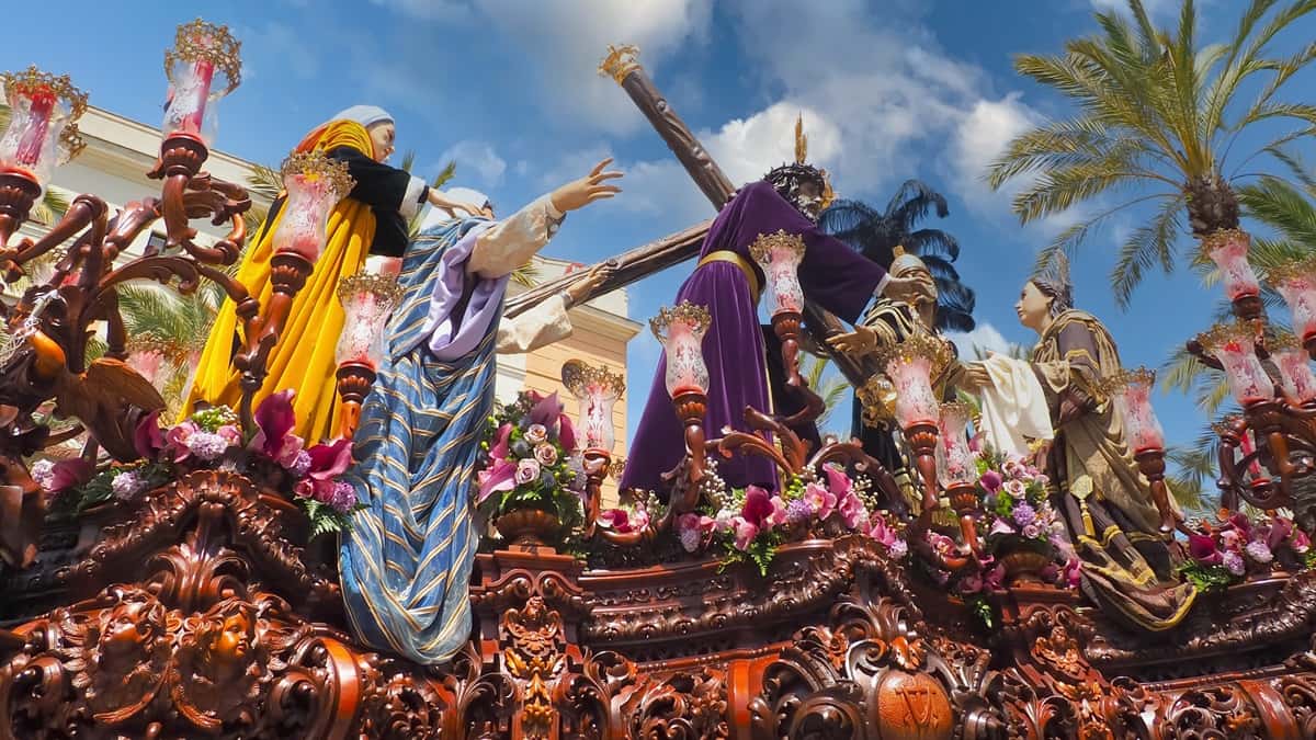 Koe pääsiäinen Espanjassa. Kuvassa pääsiäiskulkue, jossa patsaita korokkeella.