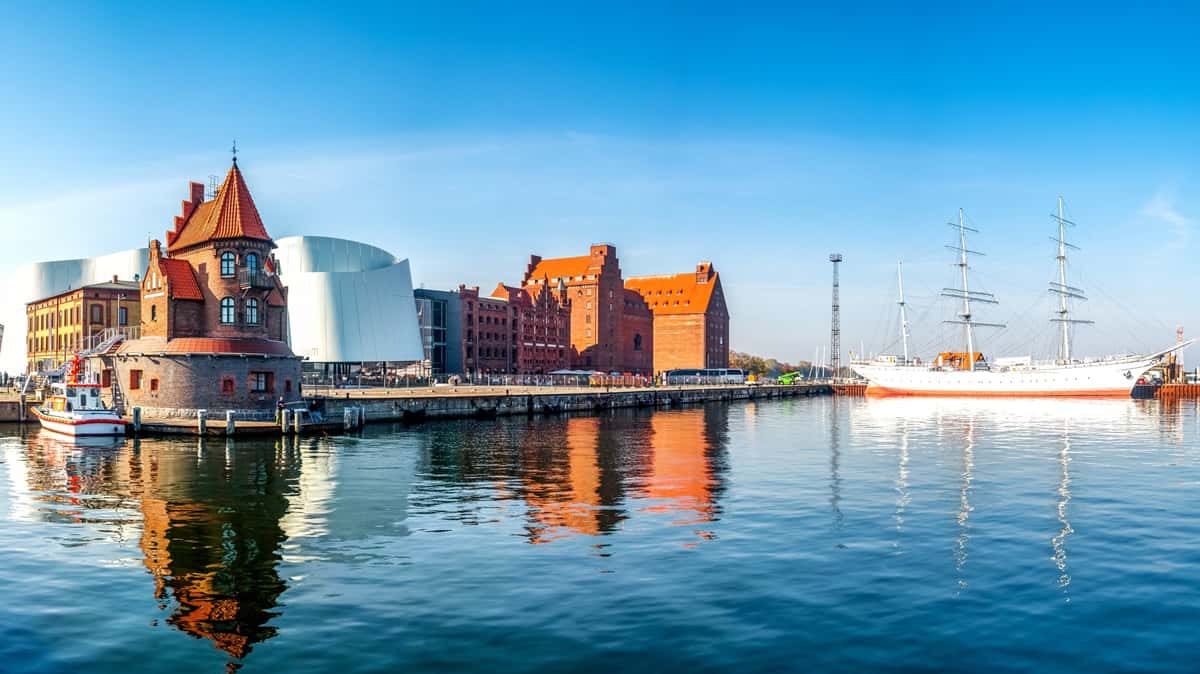 Rannikkoristeily Saksan rannikolla vie myös kuvassa olevaan Stralsundin kaupunkiin. Kuvan etualalla vettä ja taustalla kaupungin siluetti.
