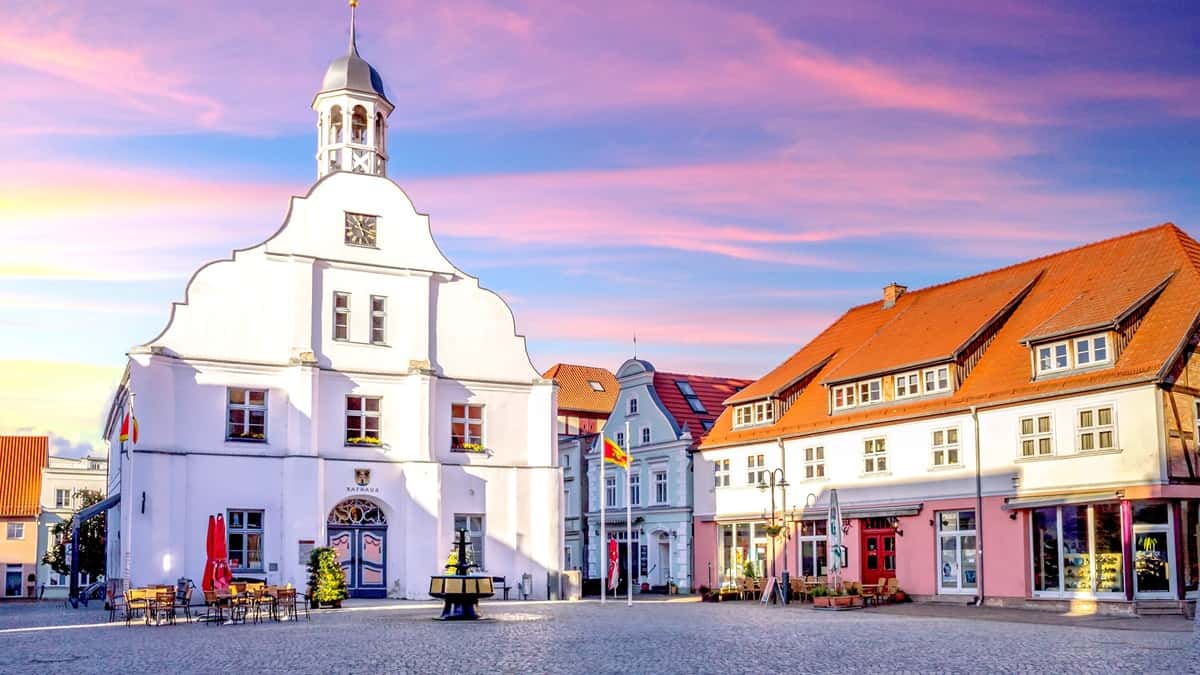 Saksan rannikkoristeily vie myös kuvassa olevaan Wolgastin vanhaan kaupunkiin. Kuvassa vanhoja koristeellisia rakennuksia vanhan kaupungin aukion äärellä. 