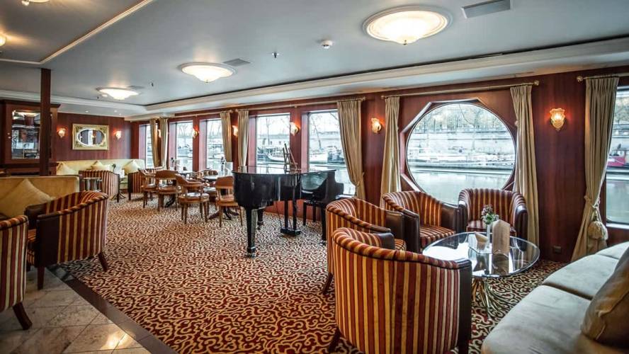 Swiss Ruby Bar ja Lounge 1(c)VivaCruises