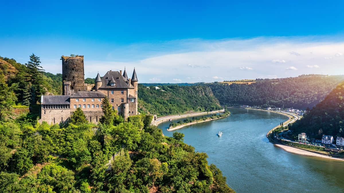Toinen toistaan upeammat historialliset linnat ovat oleellinen osa Reinin romantiikka