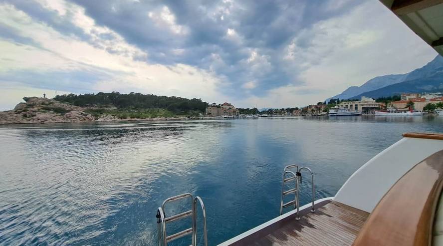 Kroatian risteilyn pienen laivan takaosa, josta pääsee uimaan. Taustalla merta ja saari.