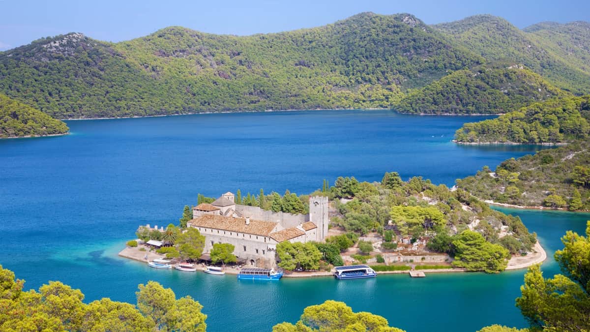 Kroatian risteilyllä voi nähdä vehreän Mljetin saaren, jonka ympärillä on turkoosia merta.