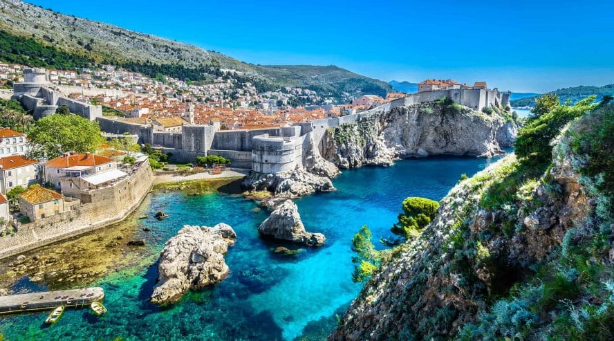 Dubrovnikin vanha kaupunki. Kuvassa kaupunki ilmasta käsin. Kuvassa meri ja vanhan kaupungin muureja.