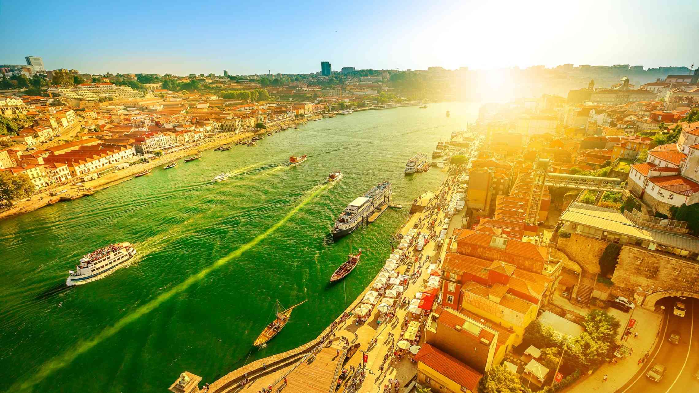 Oporto auringonlaskussa Dourojoki Portugali