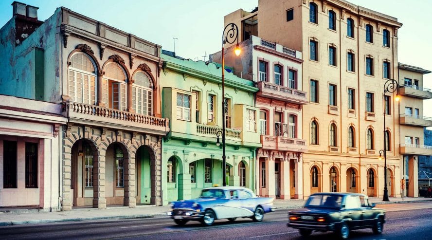 Vanha auto Havannan kadulla Kuuba