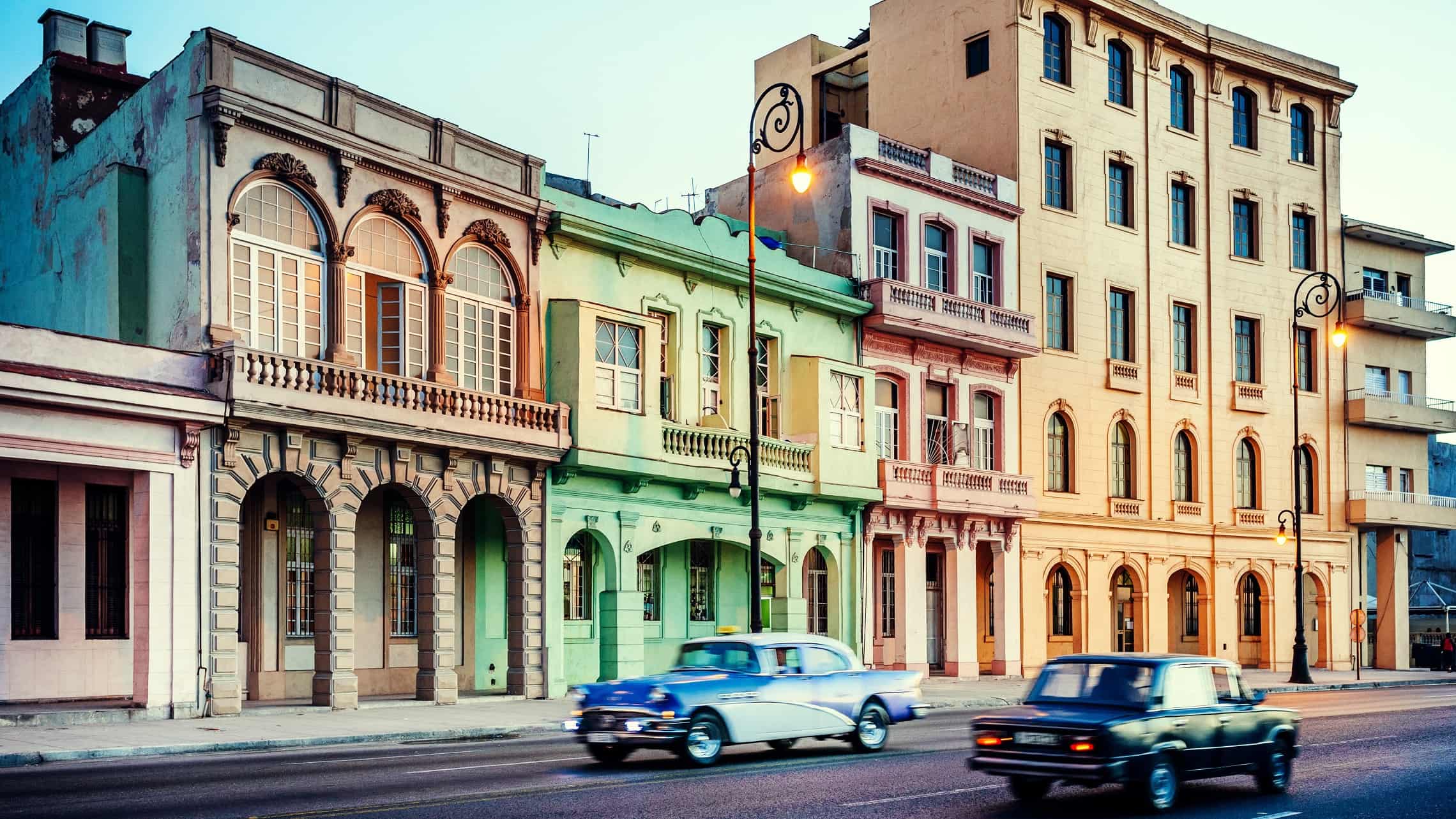Vanha auto Havannan kadulla Kuuba