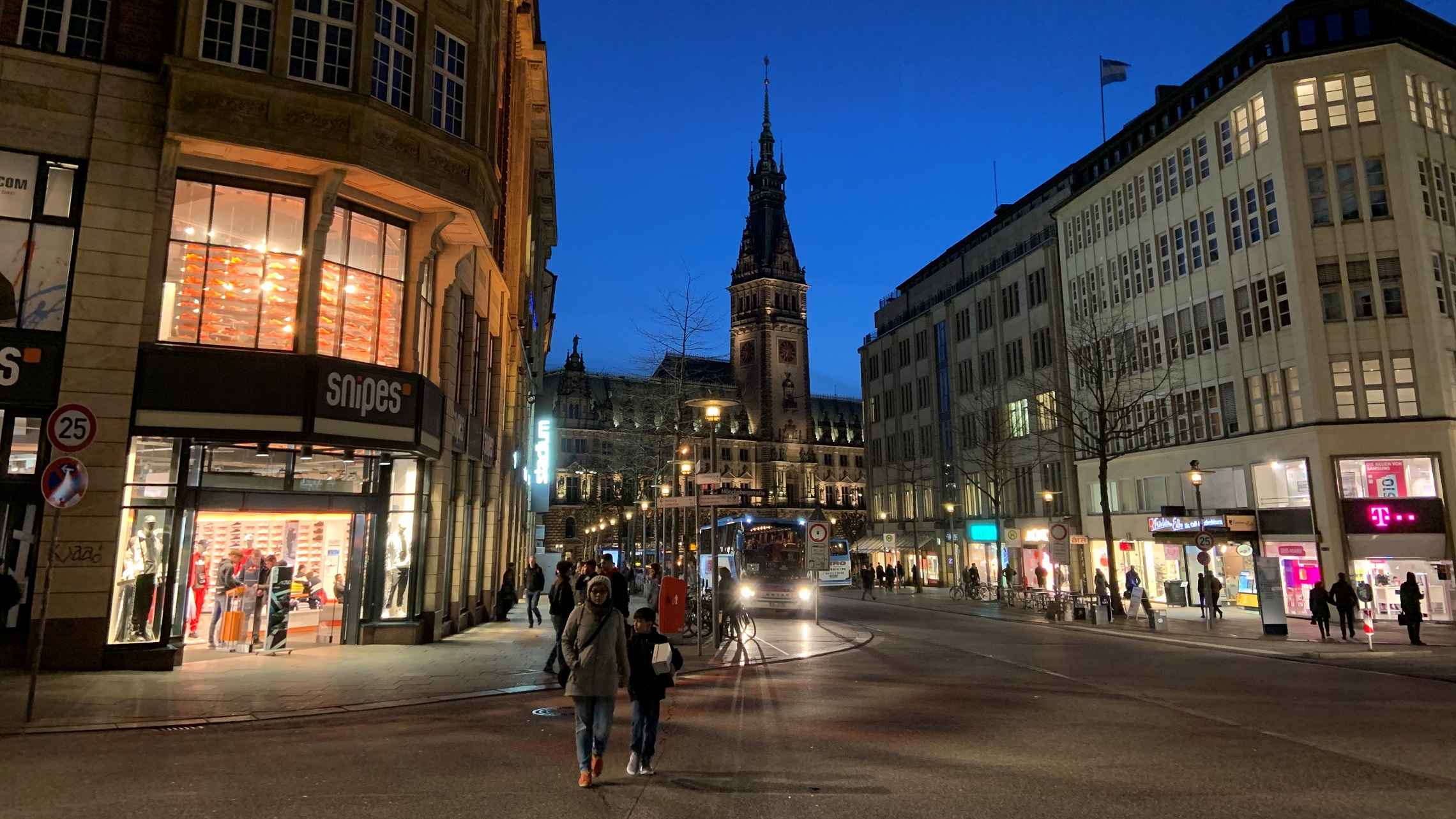 Hampurin keskusta illalla Saksa