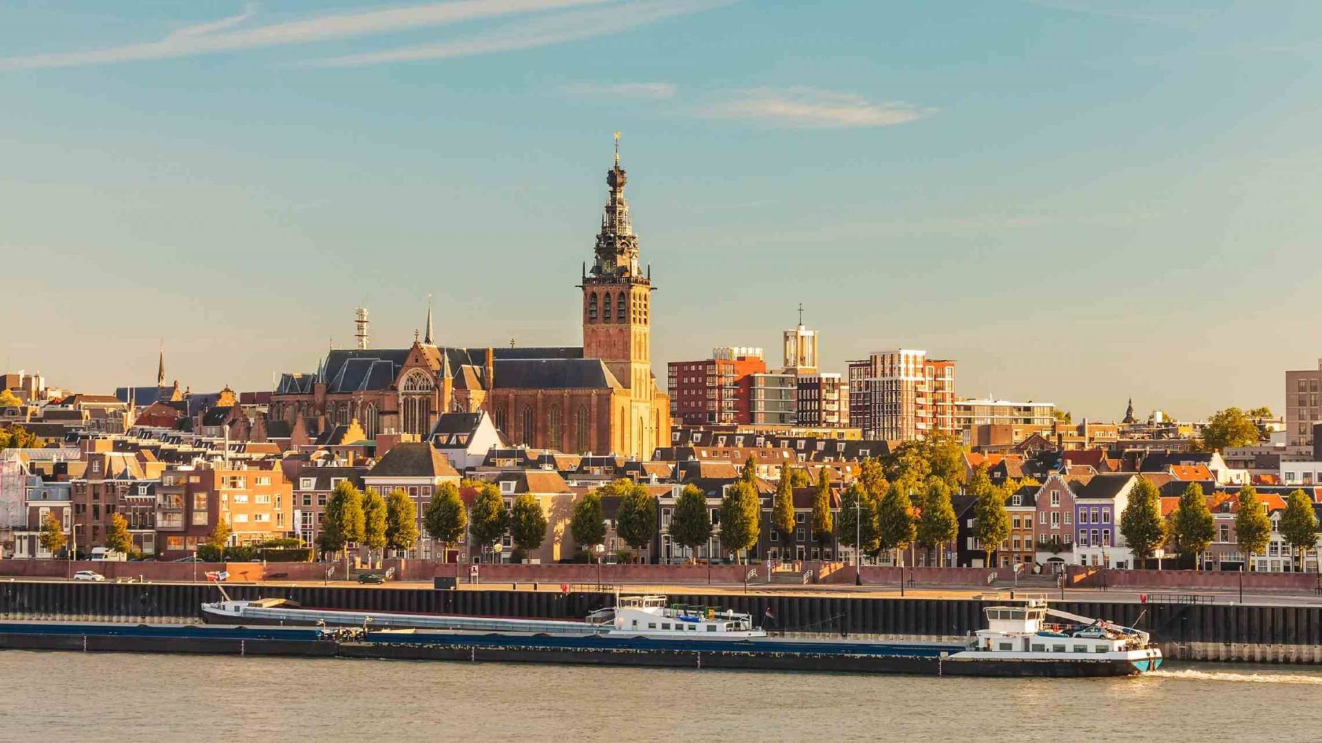Nijmegen auringonlaskun aikaan Hollanti