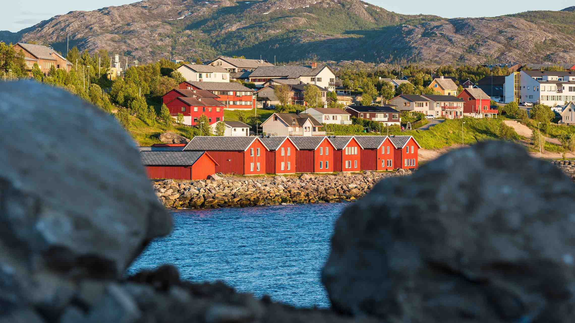 Punaisia taloja rannalla Alta Norja