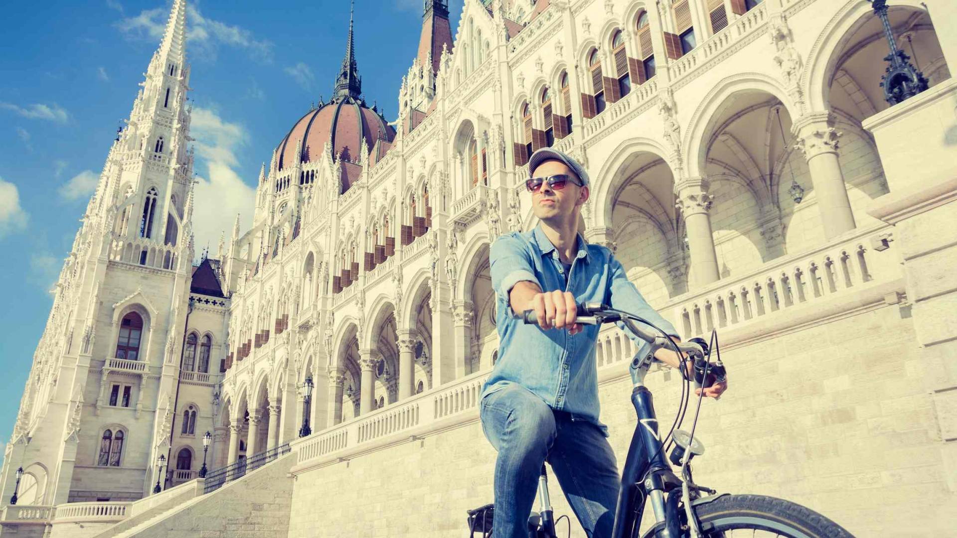 Pyöräilyä Unkarin parlamenttitalo Budapest Unkari