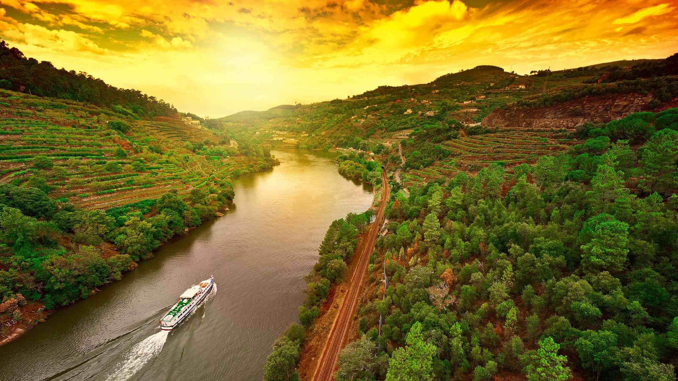 Lähde kokemaan Eurooppaa tavanomaisesta poikkeavilla jokiristeilyillä