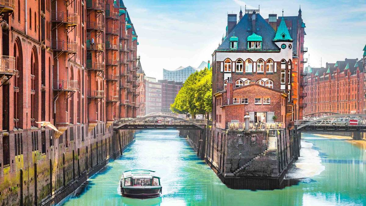 SpeicherStadt Hampuri Saksa Finnlinesin kyydissä pääsee Saksaan ja kuvassa olevaan Hampuriin. Kuvassa jokimainen vesialue, jonka ympärillä vanhaa punatiilistä varastorakennusta