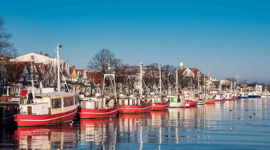 Warnemunde kalastaja aluksia talvella Saksa