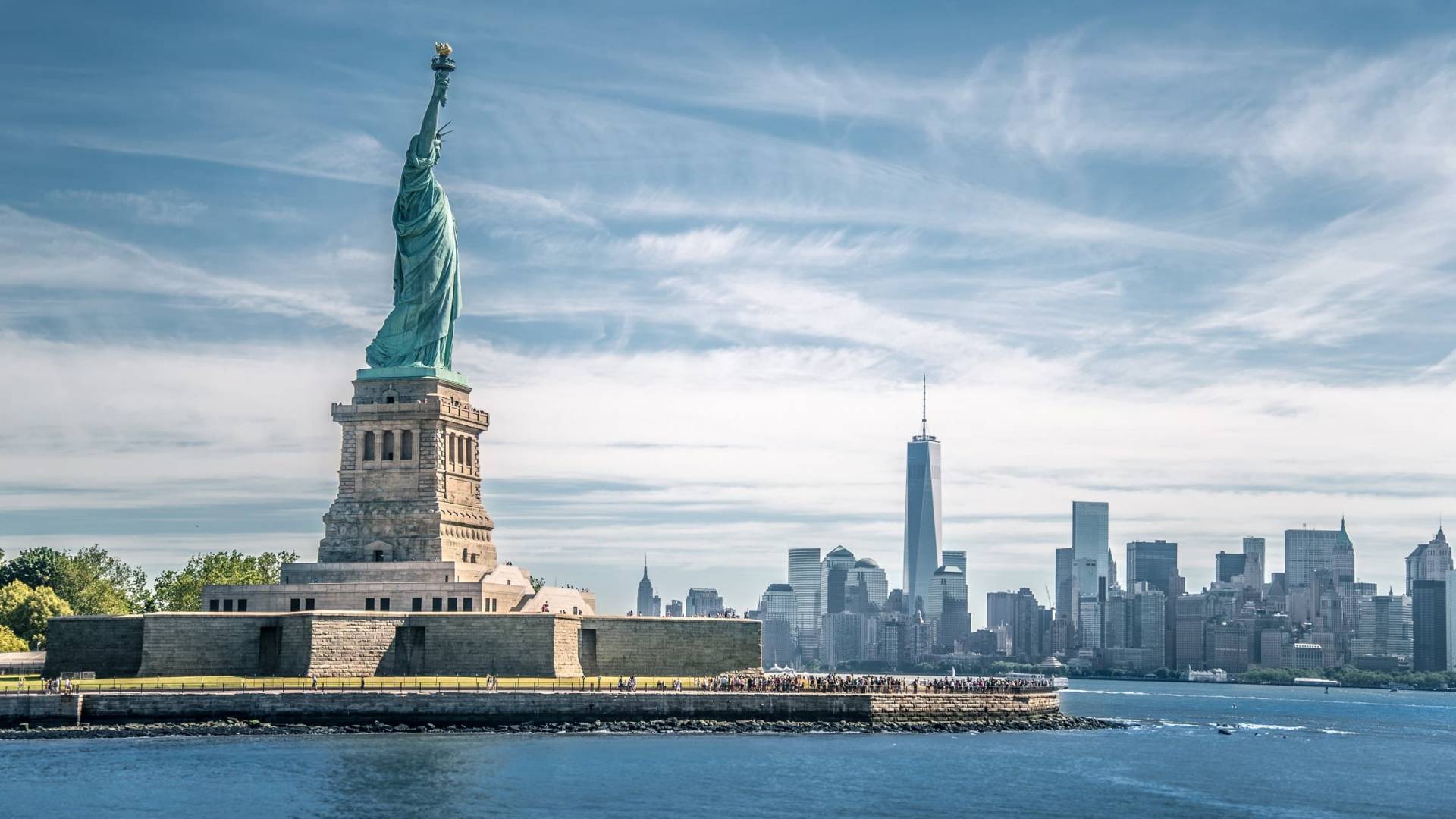 New York vapaudenpatsas ja kaupunkisilhuetti