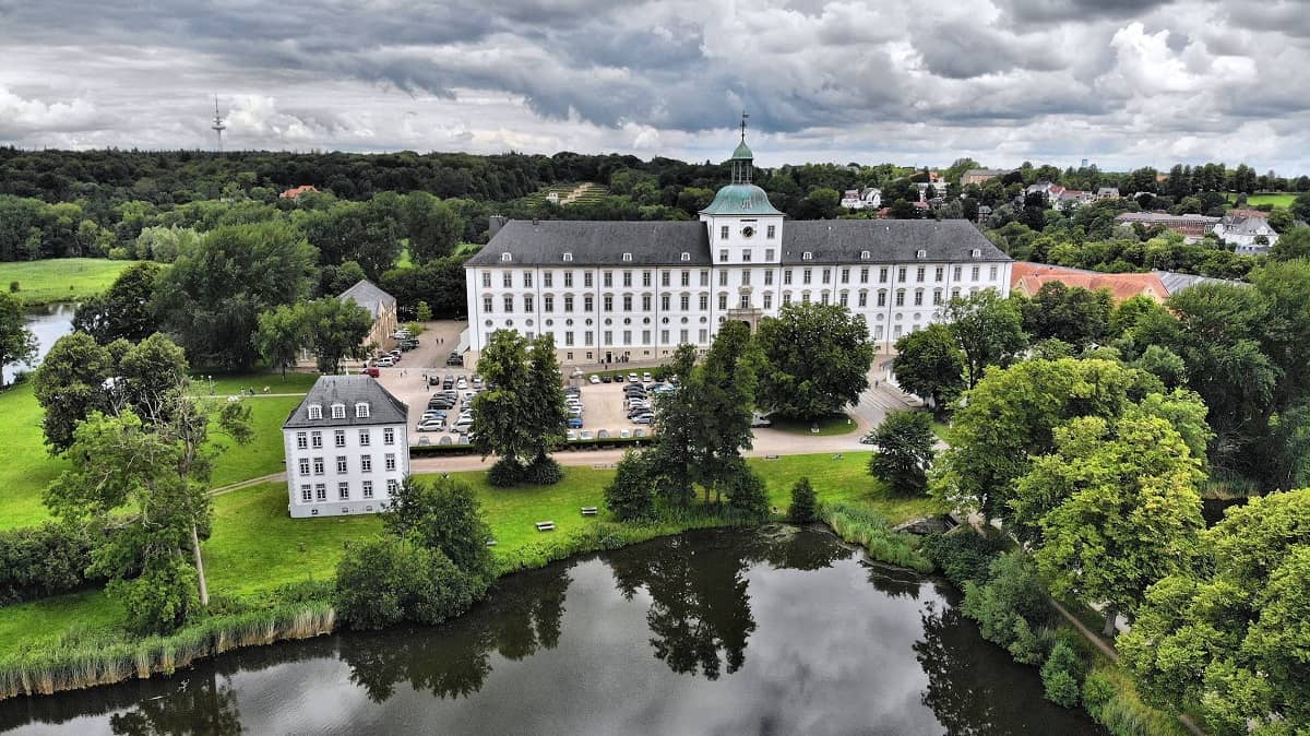 Kuvassa linna, jonka ympärillä vihreää kasvillisuutta