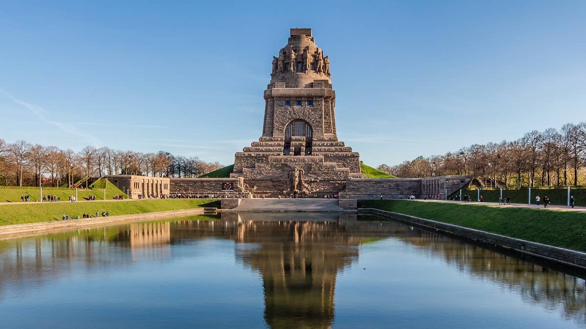 Kuvass vettä, jonka äärellä iso ja korkea monumentti