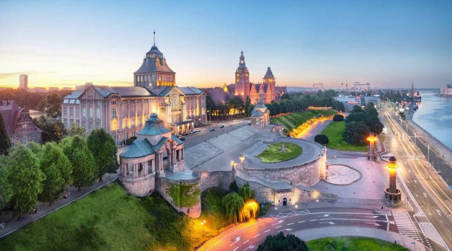 Szczecin on täynnä upeaa arkkitehtuuria ja historiaa. Kuvassa vanha suuri linnankaltainen rakennus.