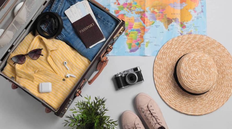 Kuvassa matkalaukku, joka on pakattu lomamatkaa varten.