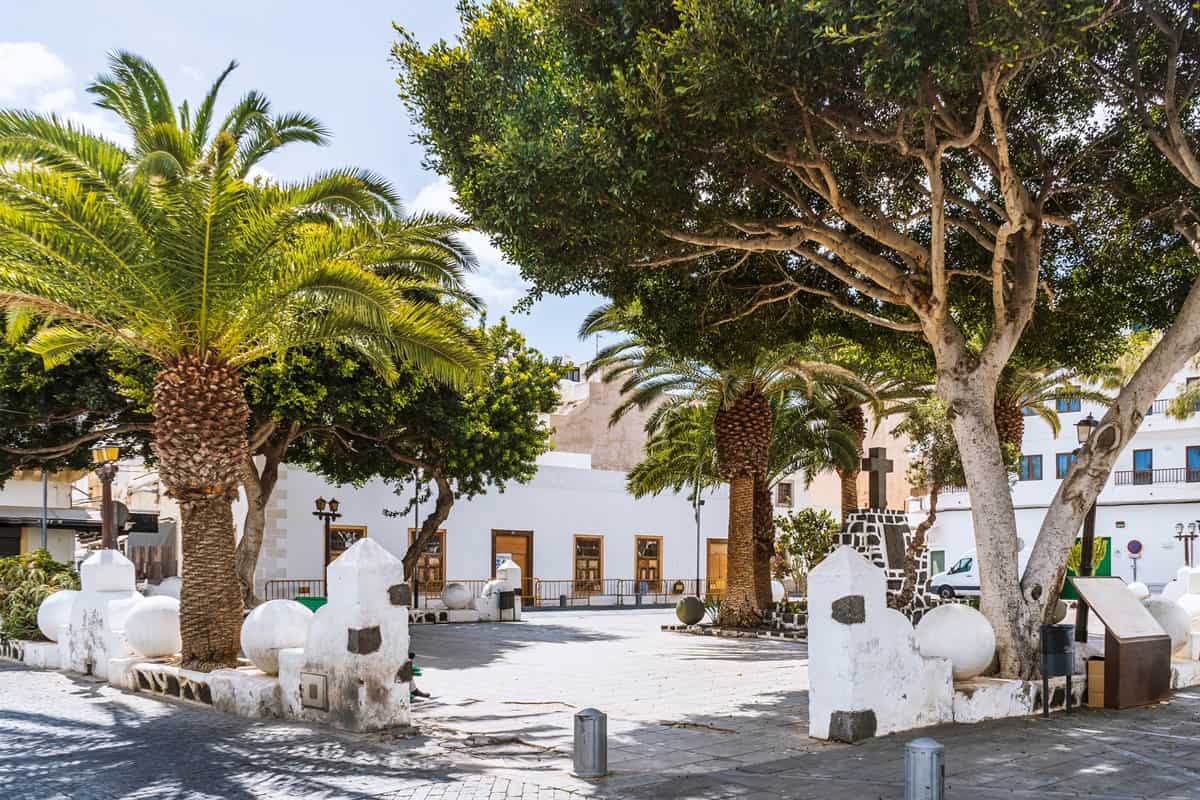 Lanzaroten maisemaan on myötävaikuttanut taiteilija César Manrique Lanzarote, Kanariansaaret. Kuvassa valkoiseksi kalkittuja taloja pienen aukion ympärillä.