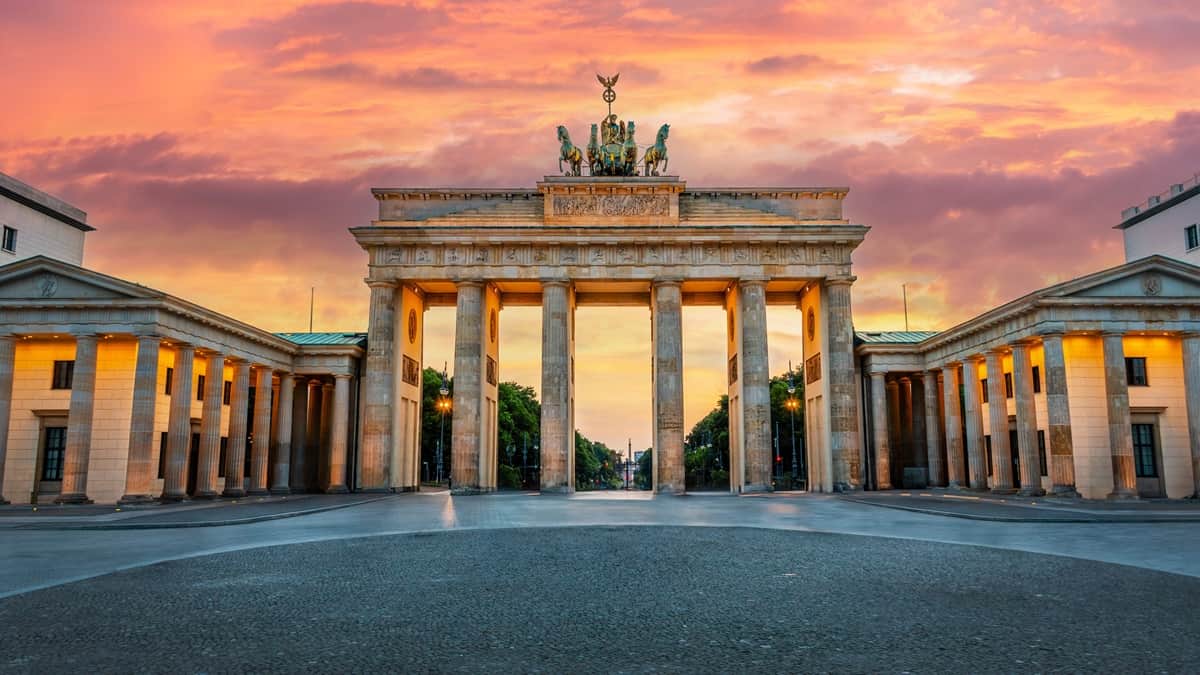 Brandenburgin portti on ikoninen nahtavyys Currywurst on maistamisen arvoinen herkku.