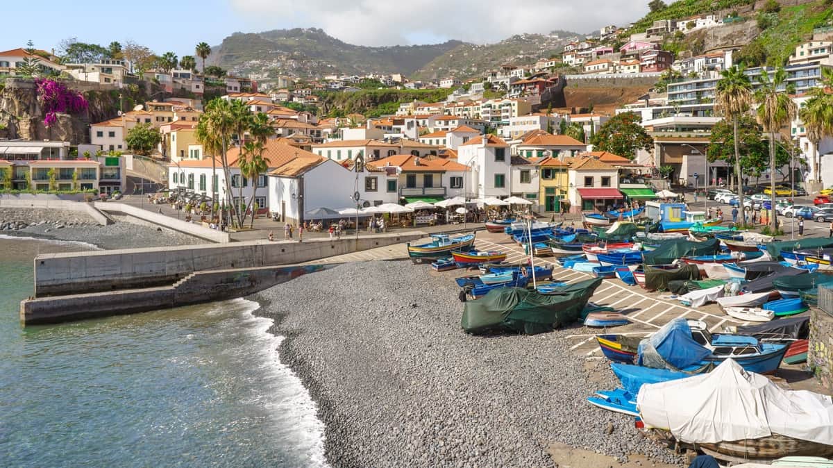 Camara de Lobos kalastajakylä Madeira Portugali Värikkäitä veneitä madeiralaisen kalastajakylän satamassa.