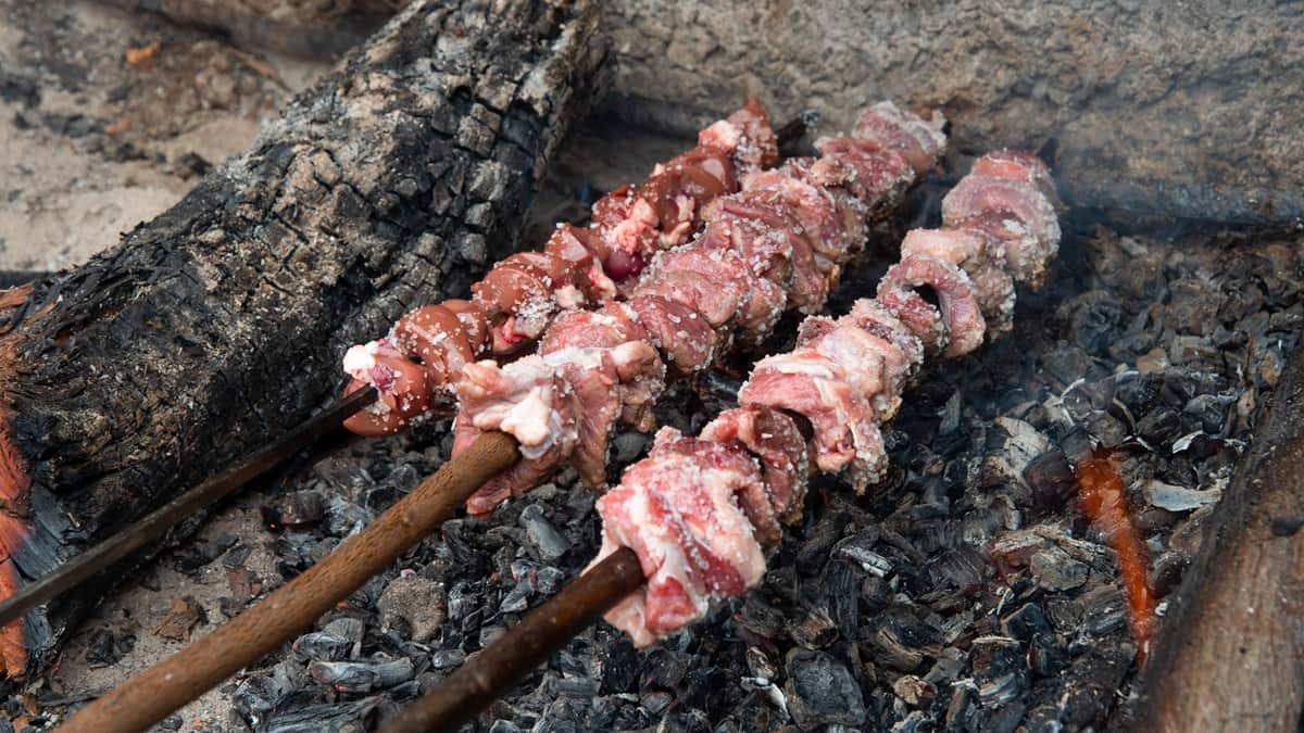 Espetada vartaat laakeripuu tikussa ruoka ja juoma Espetada-vartaat laakeripuu-tikussa.