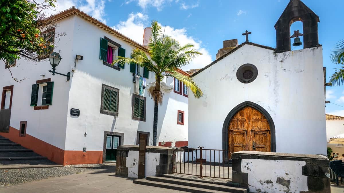 Zona Velhan kaupunginosa Funchal Madeira Valkoinen kappeli mustalla katolla Funchalin kaupungissa.