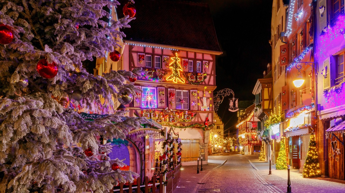 Colmar jouluna Ranska Kuvassa jouluinen katu ja koristeltu kuusi