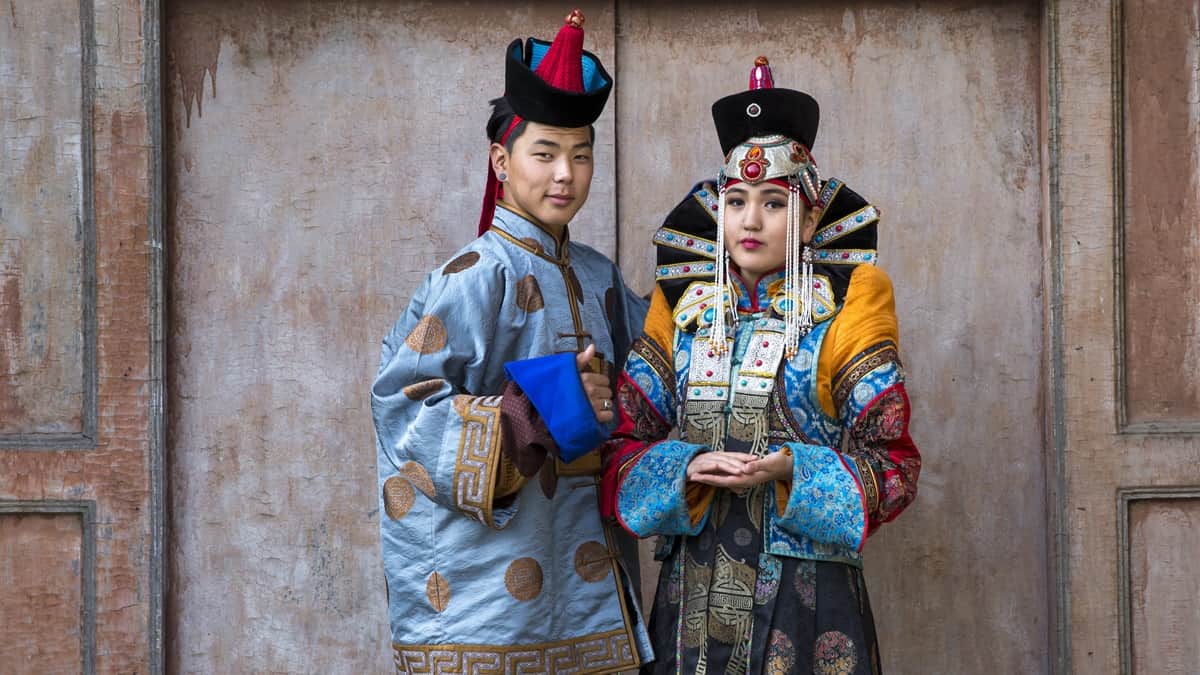 Mongolialainen pariskunta perinnepuvussa