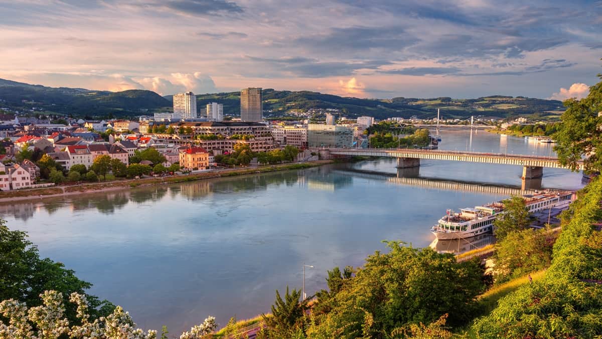 Linz Itavalta joenvarsi