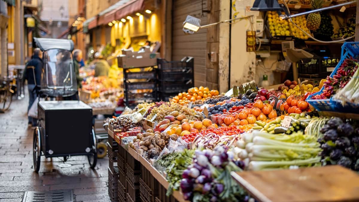 Tuoreita hedelmiä markkinoilla Bologna Italia