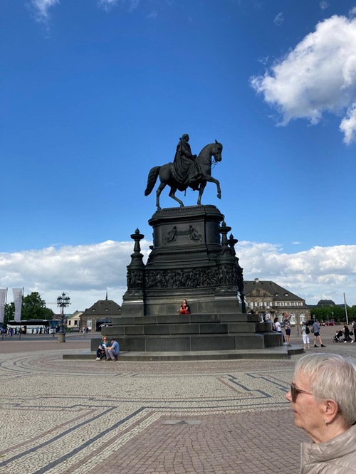 DDR kaupunki Dresdenin ratsastajapatsas DDR-kaupunki Dresdenin ratsastajapatsas ja ihminen sen edessä.
