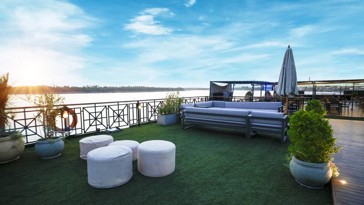 Royal Beau Rivage aurinkokansi