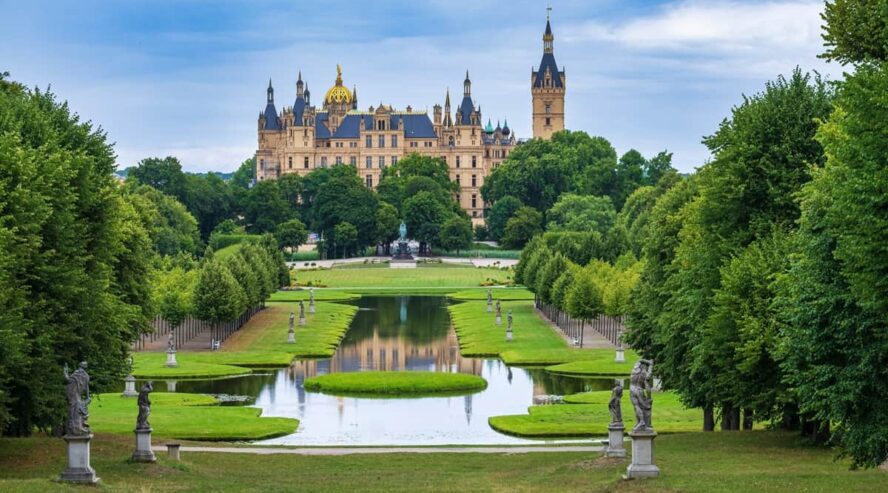 Saksalainen Schwerin linna, jonka edustalla barokkipuutarha.