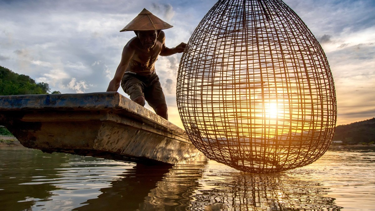 Fisherman fishing in Mekong River (096) Credit sirisakboakaew stock.adobe.com min