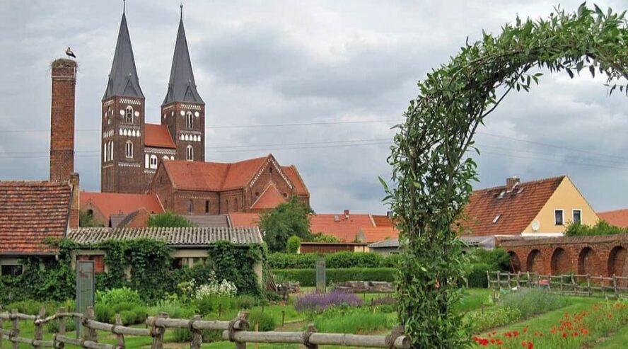 Jerichow luostarin puutarha c KlosterJerichow min (1)